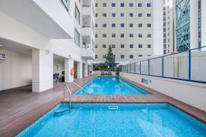 Charlottes Poolside Stay - Steps to Dining & Shops