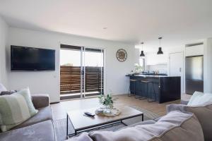 The Ebony - Coastal Retreat near Rosebud Beach