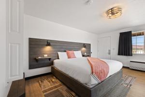 King Suite with Spa Bath room in Broken Spur Inn & Steakhouse
