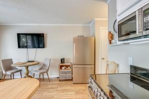 Walk to Coligny Beach Park Condo with Pool Access!