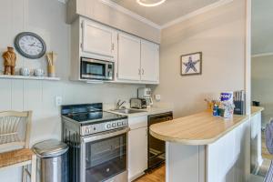 Walk to Coligny Beach Park Condo with Pool Access!