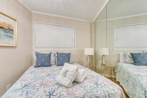 Walk to Coligny Beach Park Condo with Pool Access!