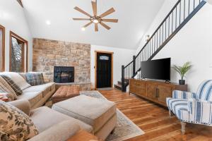 Remodeled Lakefront Cabin, shuffleboard, Starlink