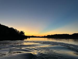 Remodeled Lakefront Cabin, shuffleboard, Starlink