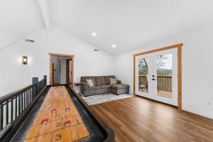 Remodeled Lakefront Cabin, shuffleboard, Starlink