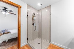 Remodeled Lakefront Cabin, shuffleboard, Starlink