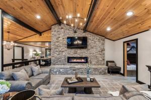 Honeybear Hideaways - Luxurious Modern 7BR Cabin with Indoor Pool, Game Room, Hot Tub & Fireplace