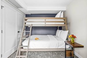 Charming 2BR Haven in Canmore Near DT and Banff