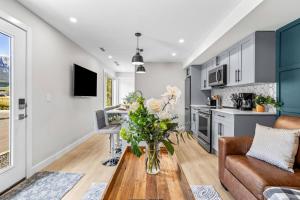 Charming 2BR Haven in Canmore Near DT and Banff