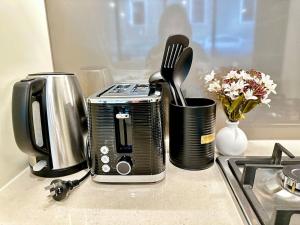 Great Location Designer City Gem with Pool GYM SAUNA