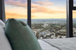 Amazing Views Cosy 2 Bed 2 Bath Next to RMIT and Vic Market
