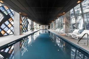 West Side Place 2 Bed 2 Bath Family Home with Pool Sauna Gym