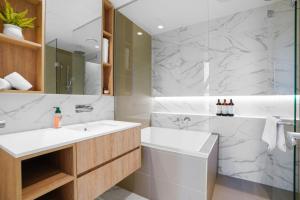 West Side Place 2 Bed 2 Bath Family Home with Pool Sauna Gym