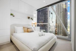 West Side Place 2 Bed 2 Bath Family Home with Pool Sauna Gym