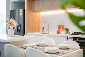 West Side Place 2 Bed 2 Bath Family Home with Pool Sauna Gym