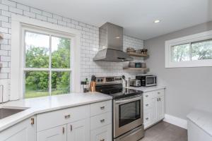 Boutique Quality Home Downtown by the Shaw