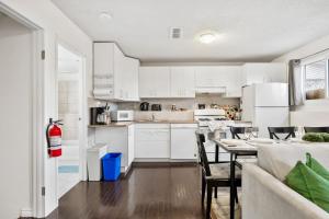 1 Bedroom Cozy Retreat - Queen Bed, Pet Friendly, Smart TV, Secure & Private Access, Free Parking, Netflix & More!