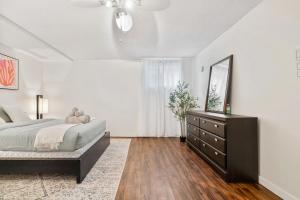 1 Bedroom Cozy Retreat - Queen Bed, Pet Friendly, Smart TV, Secure & Private Access, Free Parking, Netflix & More!