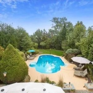 Fire and Fun Luxe Stay w Pool Hot Tub and Game Room - Edison