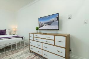 Fully-stocked Kitchen, AC, WiFi, WD, Near Baseball and Downtown