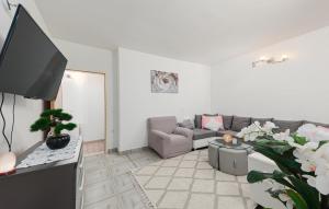 Nice Apartment In Makarska 