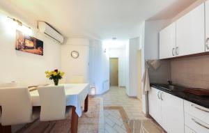 Nice Apartment In Makarska 