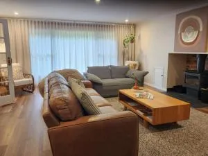 Charming & spacious mountain retreat - Millgrove