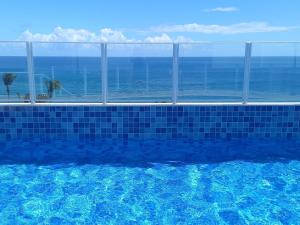 Aconchegante duplex 2 quartos frente mar Rio Vermelho com piscina