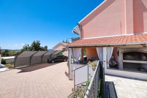 Family friendly apartments with a swimming pool Sukosan, Zadar - 18452