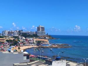 Aconchegante duplex 2 quartos frente mar Rio Vermelho com piscina