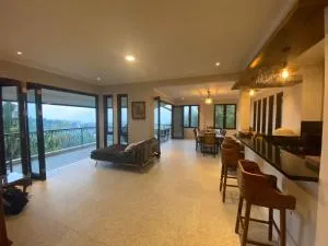 Villa Alleira - Mountain View, Gym, BBQ dengan Firepit - Ciburial