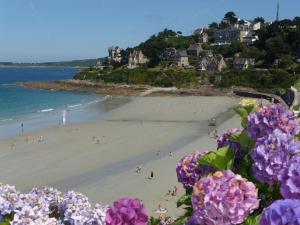 Maisons de vacances Stone House Pleumeur-Bodou near Pink Beaches : photos des chambres