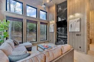 Honeybear Hideaways - Luxury Modern Glass Cabin with Indoor Pool, Fire Place and Hot Tub - 小海湾