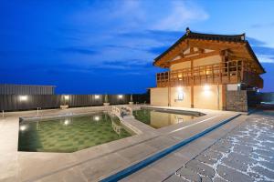 Wanggyeong Hanok Poolvilla