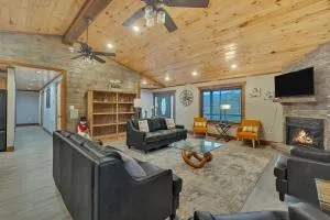 Honeybear Hideaways - Luxe Family Retreat with Indoor Pool, Mini Golf, and Theater Room can Sleep 24 Guests - Seymour