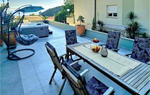 One-Bedroom Apartment Makarska With Sea View 04