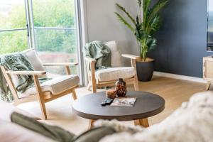 19 Carnegie Luxury - Linen Included - WiFi - Walk to beach - Town Views