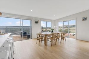 19 Carnegie Luxury - Linen Included - WiFi - Walk to beach - Town Views