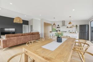 19 Carnegie Luxury - Linen Included - WiFi - Walk to beach - Town Views