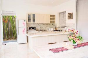 Fantastic 3 Bed Villa, Walk to Beach, Sunny Pool