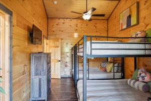 Honeybear Hideaways - Spacious Wrap Around Decks Cabin with Pool & Hot Tub