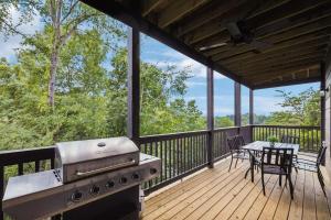 Honeybear Hideaways - Spacious Wrap Around Decks Cabin with Pool & Hot Tub