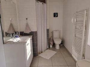 Maisons de vacances Maison confortable en centre-ville avec jardin, Saint-Jean-de-Monts - FR-1-323-563 : photos des chambres