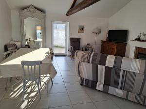 Maisons de vacances Maison confortable en centre-ville avec jardin, Saint-Jean-de-Monts - FR-1-323-563 : photos des chambres