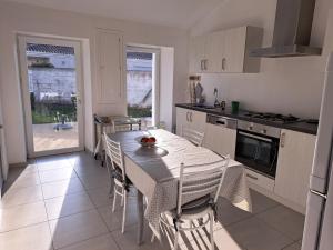 Maisons de vacances Maison confortable en centre-ville avec jardin, Saint-Jean-de-Monts - FR-1-323-563 : photos des chambres