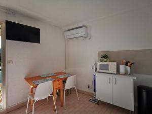 Location studio 4 couchages, bord de mer centre ville Le Lavandou - FR-1-803-89