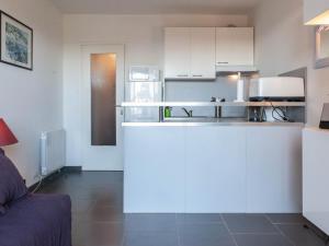 Location Le Lavandou, les pieds dans leau, studio cabine 4 couchages. - FR-1-803-83