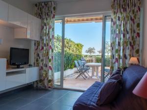 Location Le Lavandou, les pieds dans leau, studio cabine 4 couchages. - FR-1-803-83