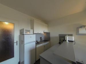 Location Le Lavandou, les pieds dans leau, studio cabine 4 couchages. - FR-1-803-83