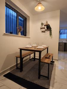 SuperValue Suite 5 - Fast WiFi, Hotel Linen, Keyless Entry, City only 10 Mins - BY PROPERTY PROMISE